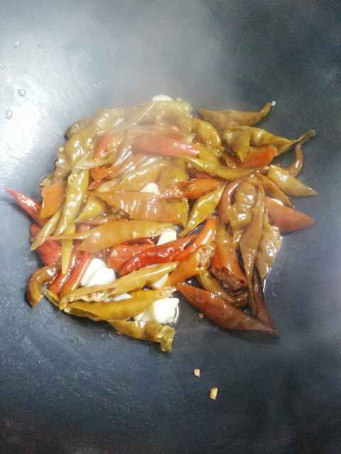 萝卜干烩平菇步骤5