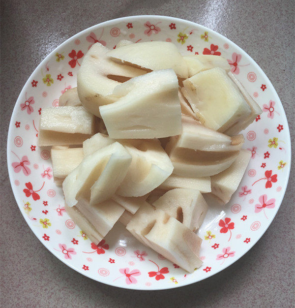莲藕焖烧三黄鸡步骤3