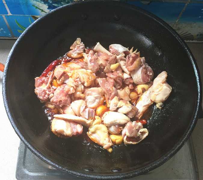 莲藕焖烧三黄鸡步骤7