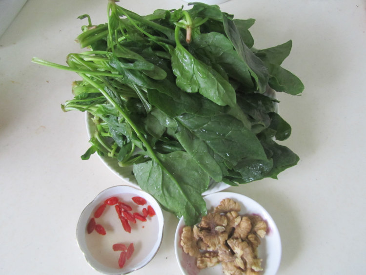 核桃仁炒菠菜步骤1