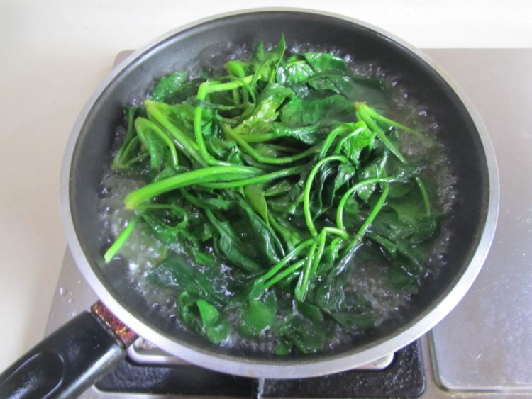 核桃仁炒菠菜步骤2