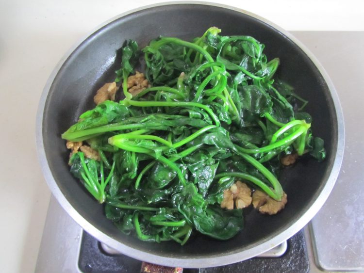 核桃仁炒菠菜步骤4