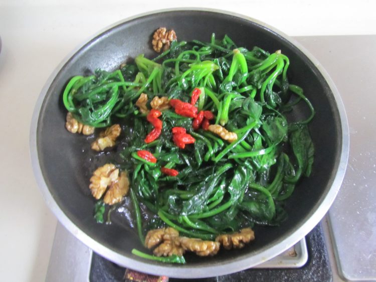 核桃仁炒菠菜步骤6