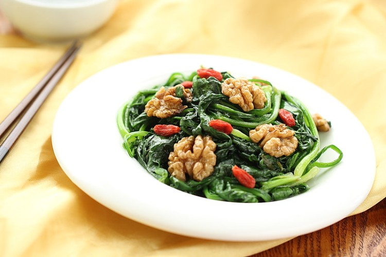 核桃仁炒菠菜步骤7