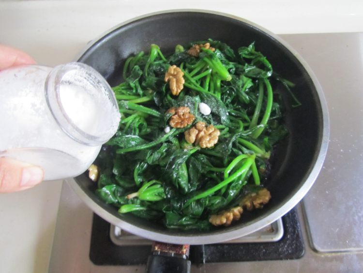 核桃仁炒菠菜步骤5