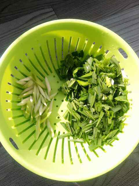 酸扁豆烩熏肠衣步骤3