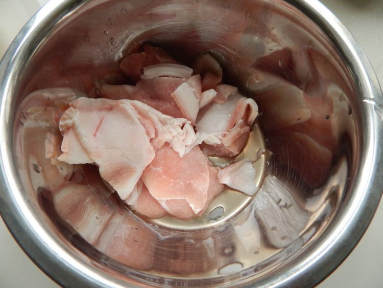 白菜粉条炖猪肉步骤1