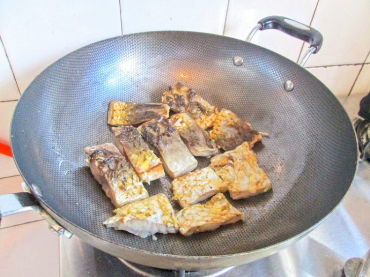 清炖萝卜鲤鱼汤步骤4
