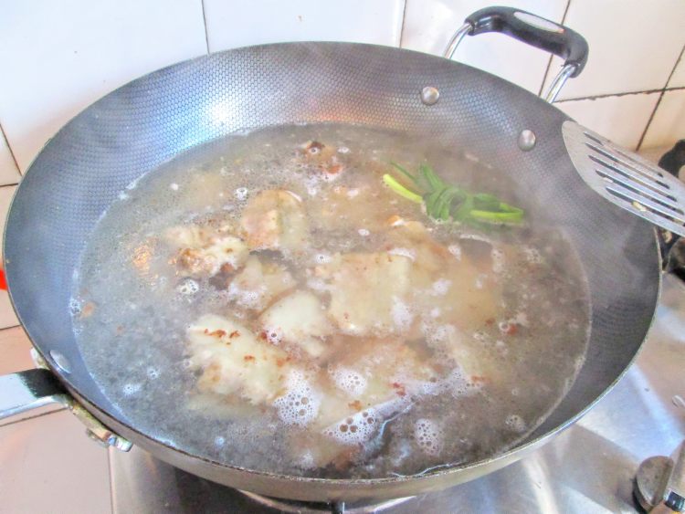清炖萝卜鲤鱼汤步骤6
