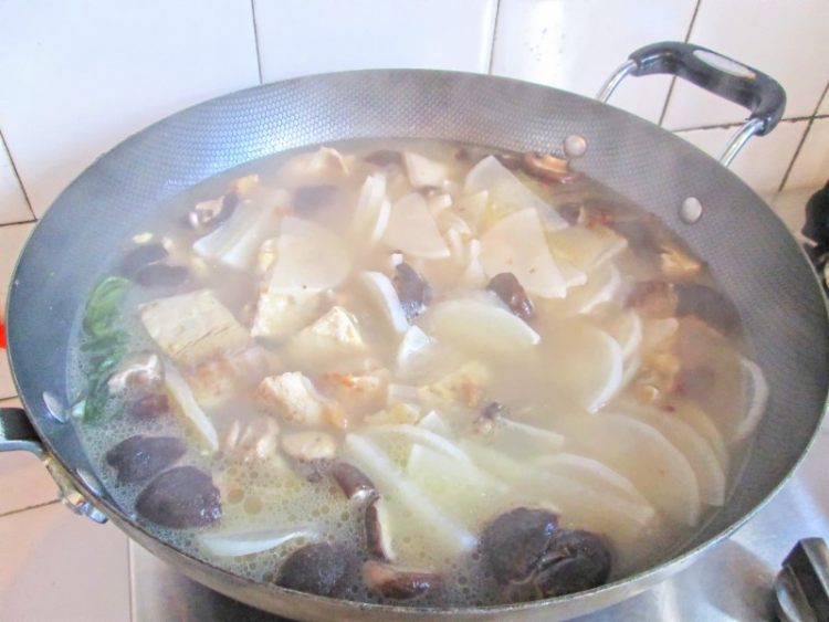 清炖萝卜鲤鱼汤步骤8
