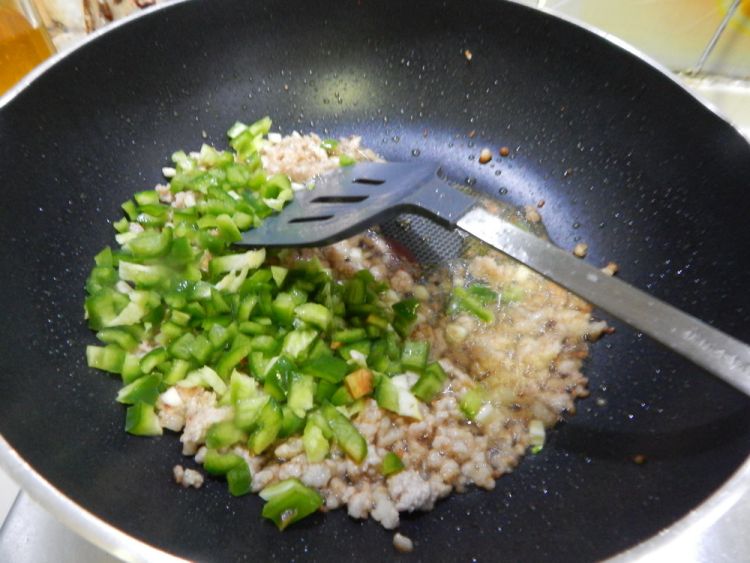 菜椒肉末浇茄子步骤9