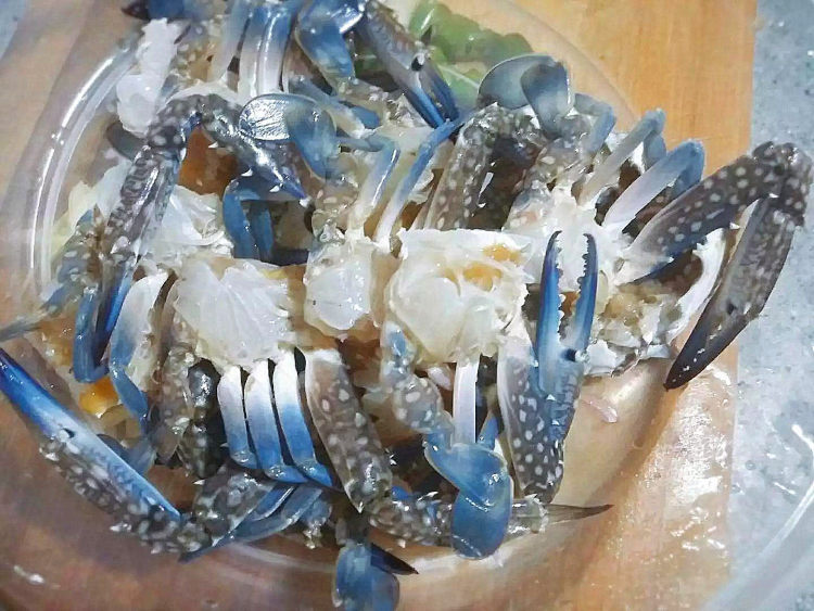 香辣姜葱蟹步骤1