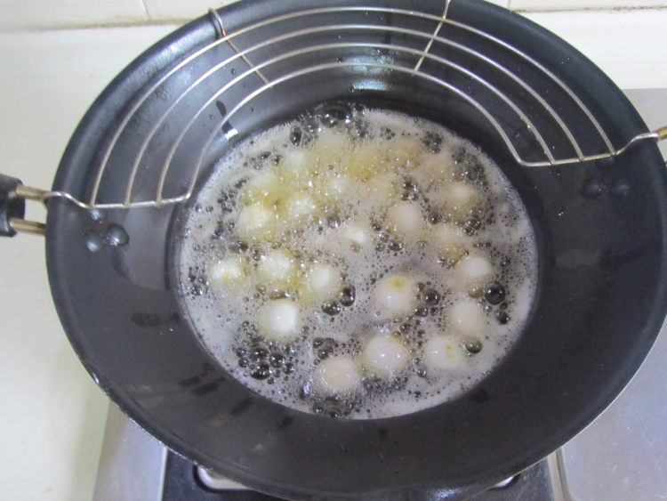 虎皮鹌鹑蛋茶树菇步骤2