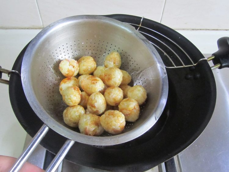 虎皮鹌鹑蛋茶树菇步骤3
