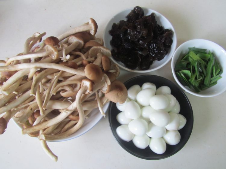 虎皮鹌鹑蛋茶树菇步骤1