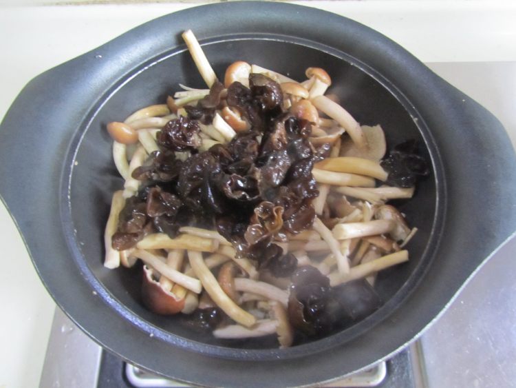 虎皮鹌鹑蛋茶树菇步骤5
