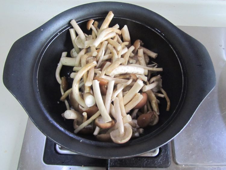虎皮鹌鹑蛋茶树菇步骤4