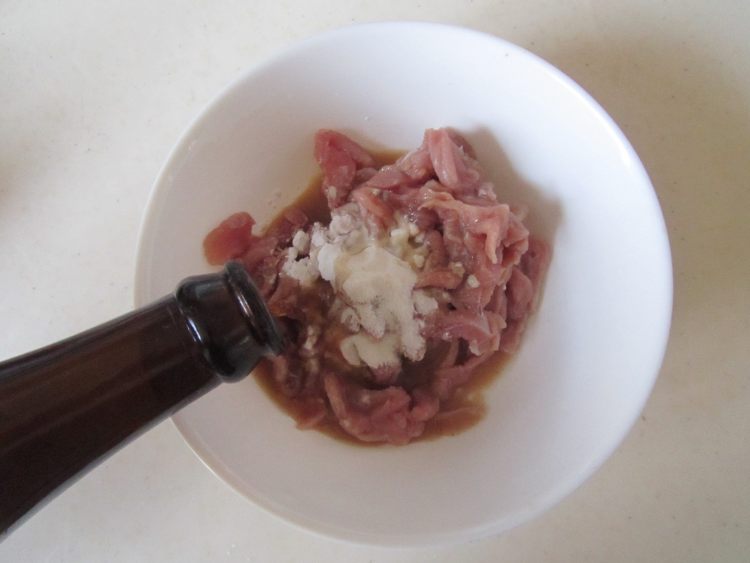 洋葱韭菜炒鸭脯肉步骤2