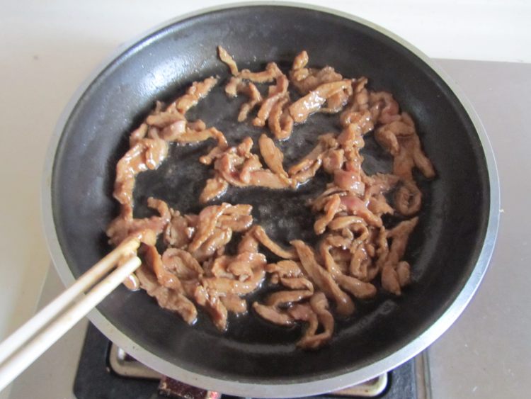 洋葱韭菜炒鸭脯肉步骤5