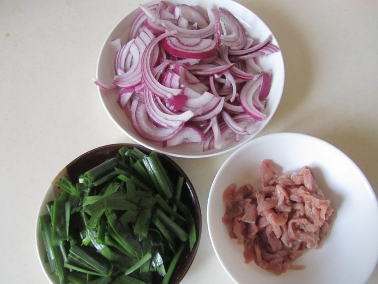 洋葱韭菜炒鸭脯肉步骤1