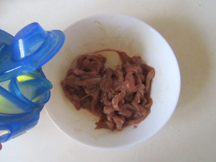 洋葱韭菜炒鸭脯肉步骤3