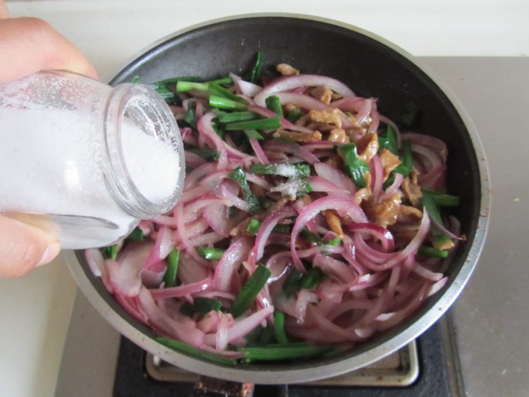 洋葱韭菜炒鸭脯肉步骤9