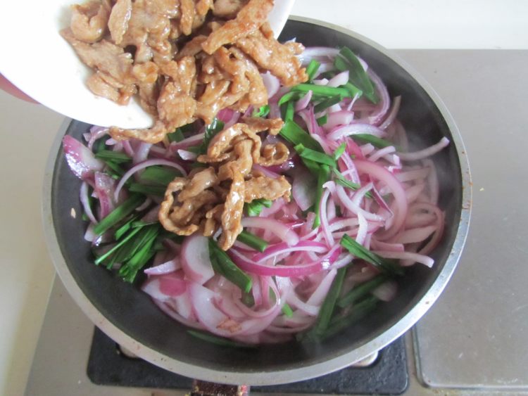 洋葱韭菜炒鸭脯肉步骤8