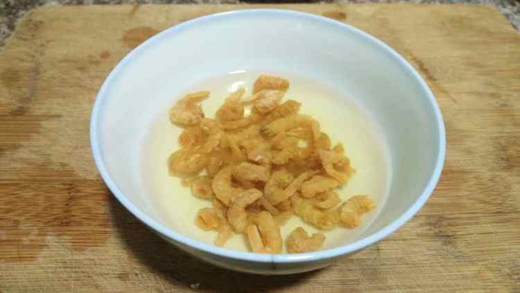 虾米拌菠菜步骤2