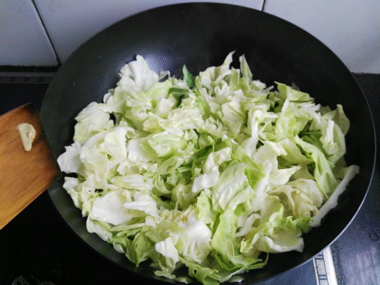腐乳炒包菜步骤3
