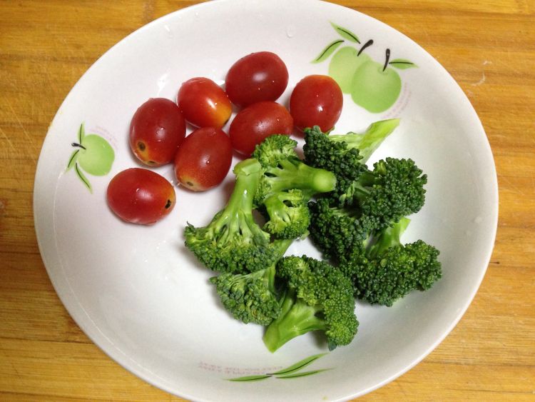 鲜虾培根番茄意面#百步骤1