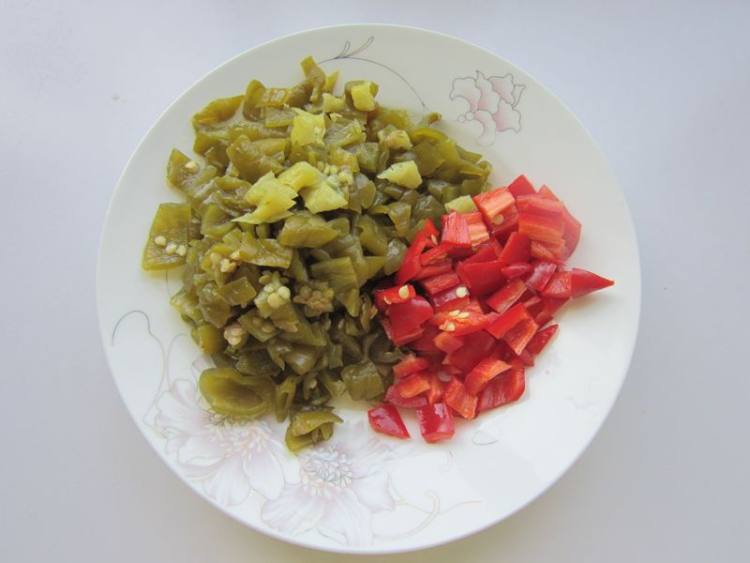 泡椒炒牛肉末步骤2