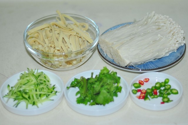 干拌金针豆腐丝步骤1