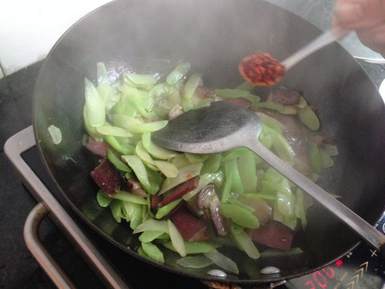 莴笋炒腊肉步骤5