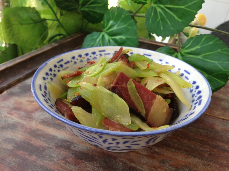 莴笋炒腊肉步骤7
