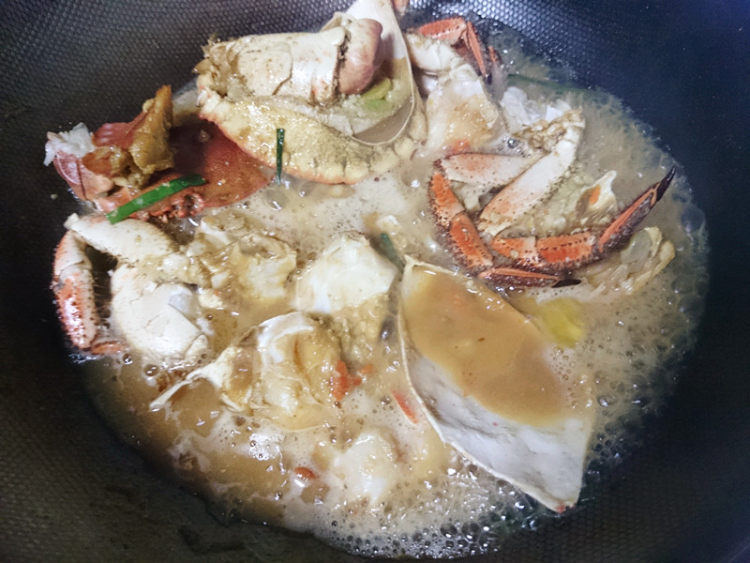 葱姜炒面包蟹步骤7