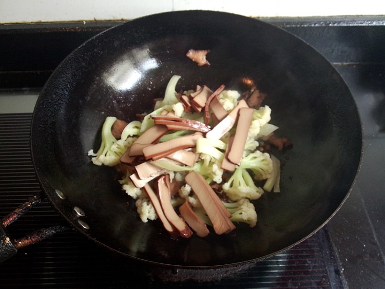鸡蛋干酱肉炒花菜#本步骤9