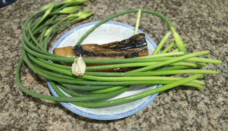 蒜苔炒腊肉步骤1