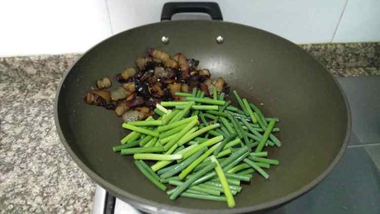 蒜苔炒腊肉步骤6