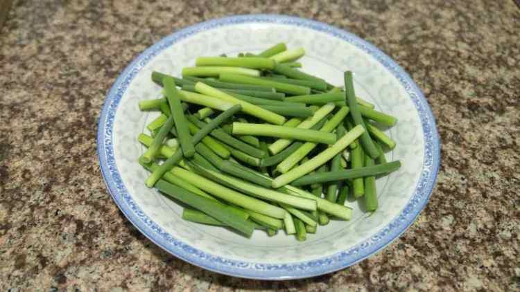 蒜苔炒腊肉步骤2