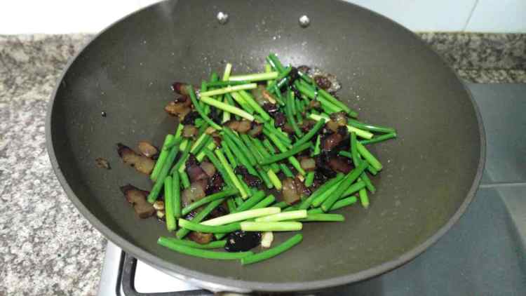 蒜苔炒腊肉步骤7