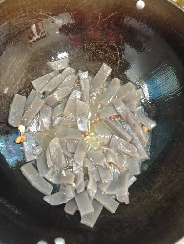 酸辣椒炒魔芋步骤4