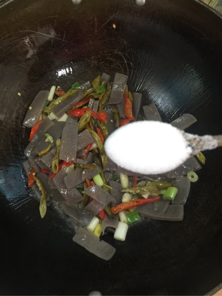 酸辣椒炒魔芋步骤6