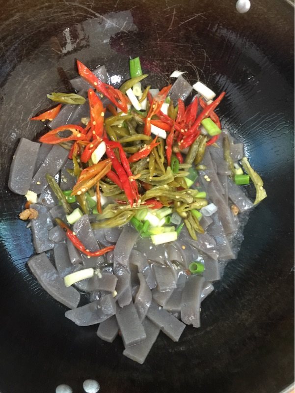 酸辣椒炒魔芋步骤5