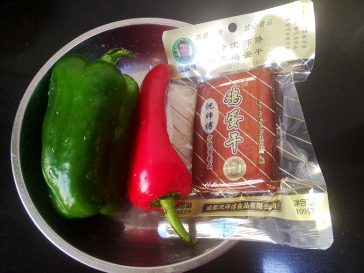 青红椒炒鸡蛋干#本味步骤1