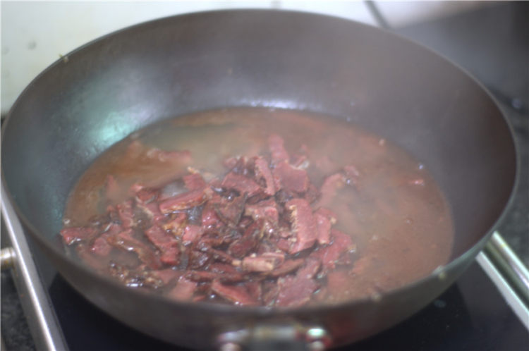 青红椒炒干牛肉#本味步骤2