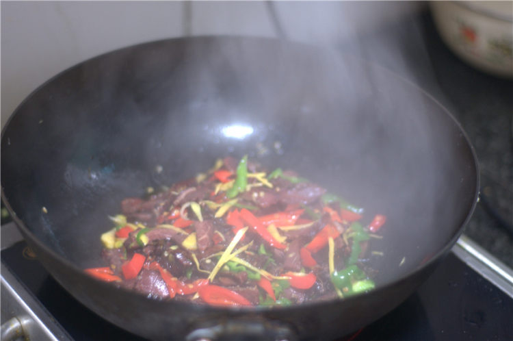 青红椒炒干牛肉#本味步骤7