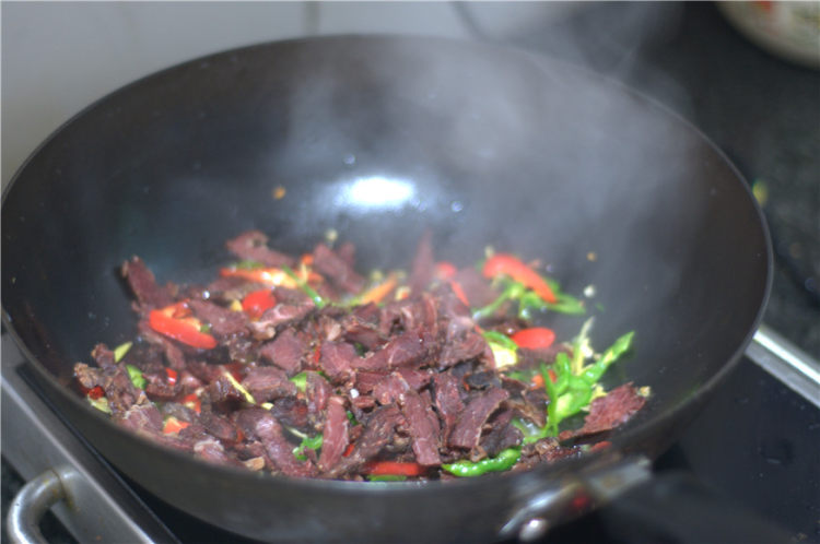 青红椒炒干牛肉#本味步骤6