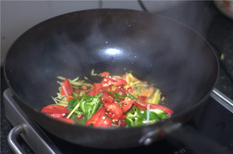 青红椒炒干牛肉#本味步骤5