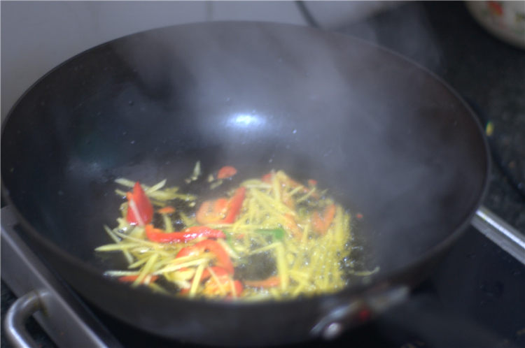 青红椒炒干牛肉#本味步骤4