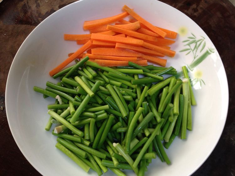 蒜苔炒肉丝#本味家乡步骤1